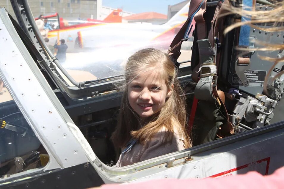 Doña Leonor subida a un avión de exposición en la Academia General del Aire de San Javier