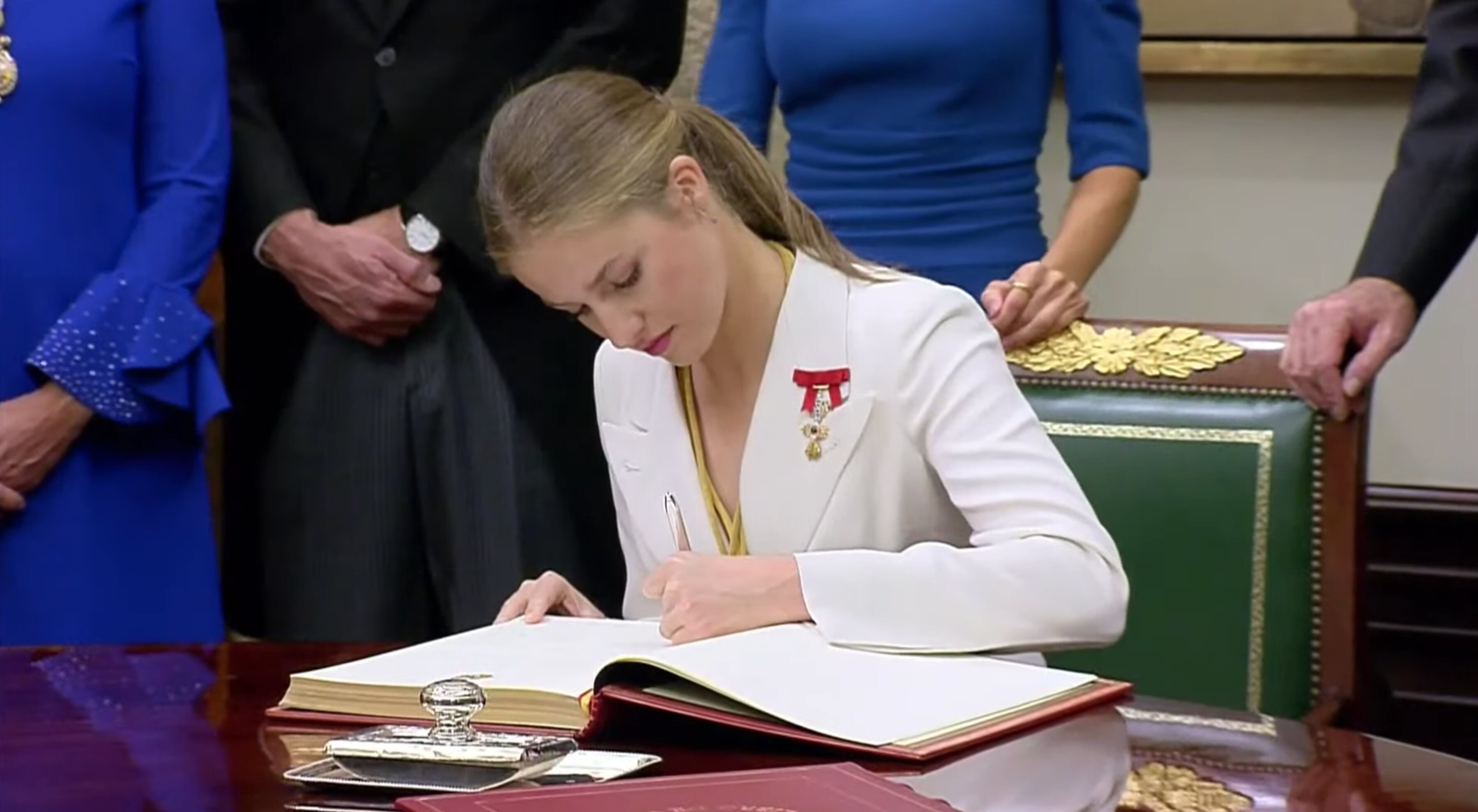 La Princesa Leonor firmando en el Libro de Honor del Congreso