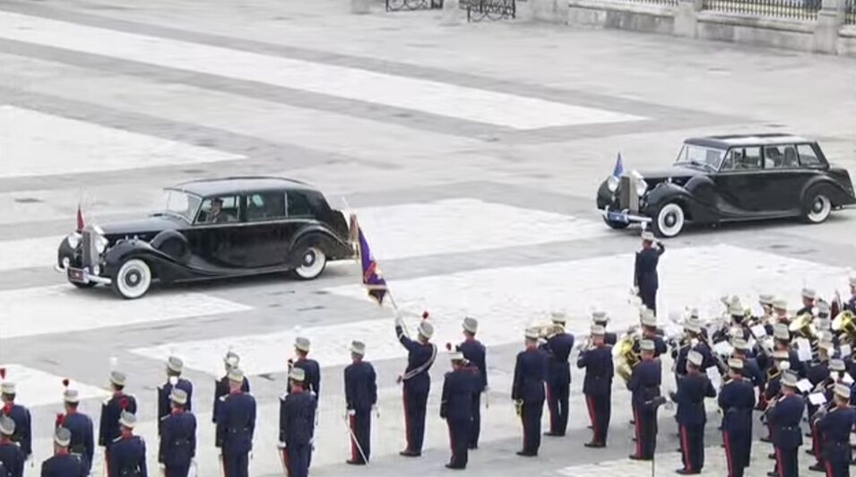 La Familia Real en la Plaza de la Armería del Palacio Real