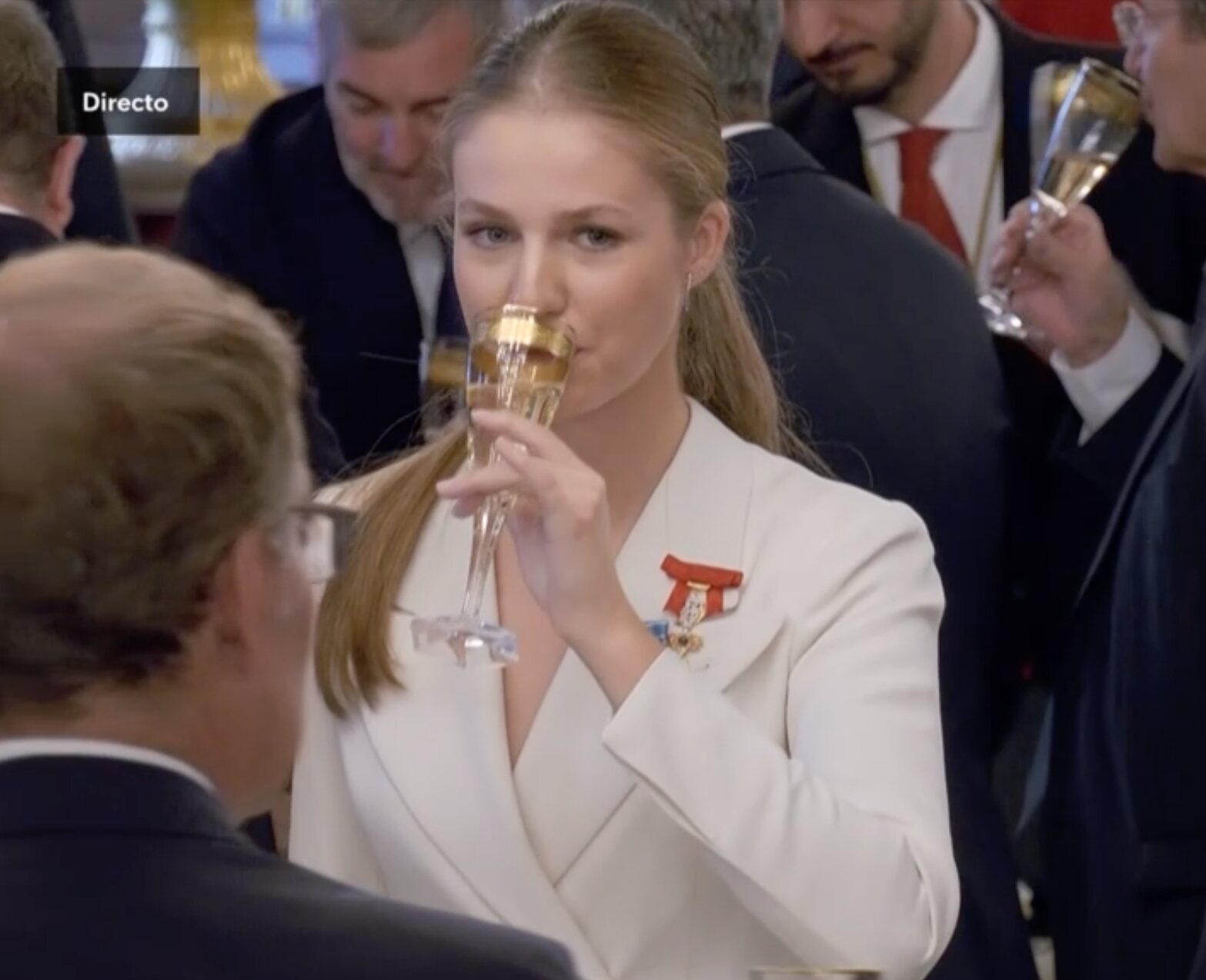 La Princesa Leonor bebe una copa de cava en el brindis en su honor