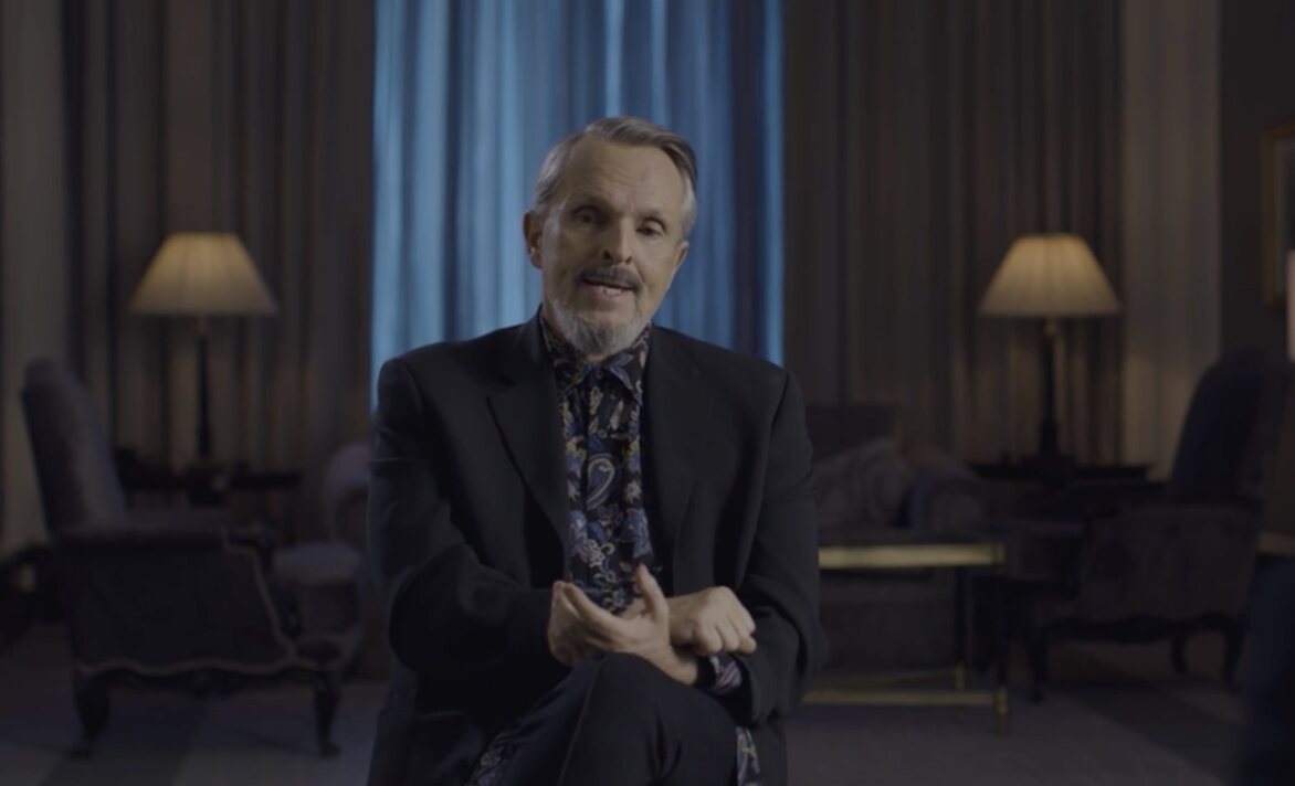 Miguel Bosé habla de su vida en 'La noche de Bosé'/ Foto: telecinco.es