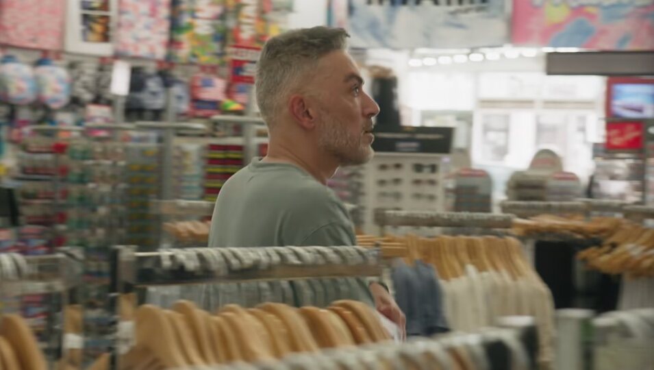 Kiko Hernández comprando en la tienda | Foto: Netflix