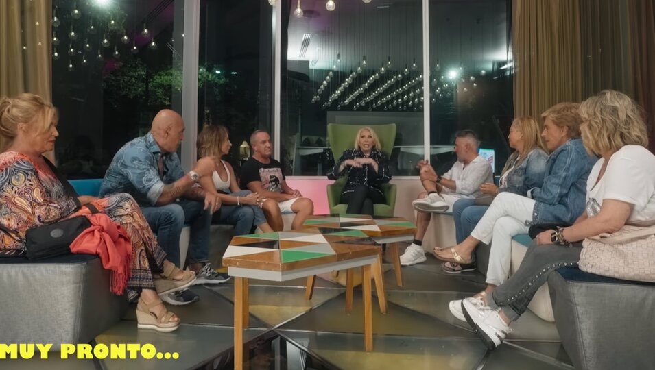 Los colaboradores con Laura Bozzo | Foto: Netflix