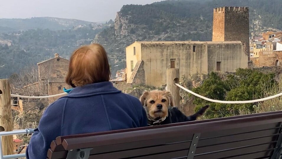 La madre de Máximo Huerta y su perrita Doña Leo | Instagram