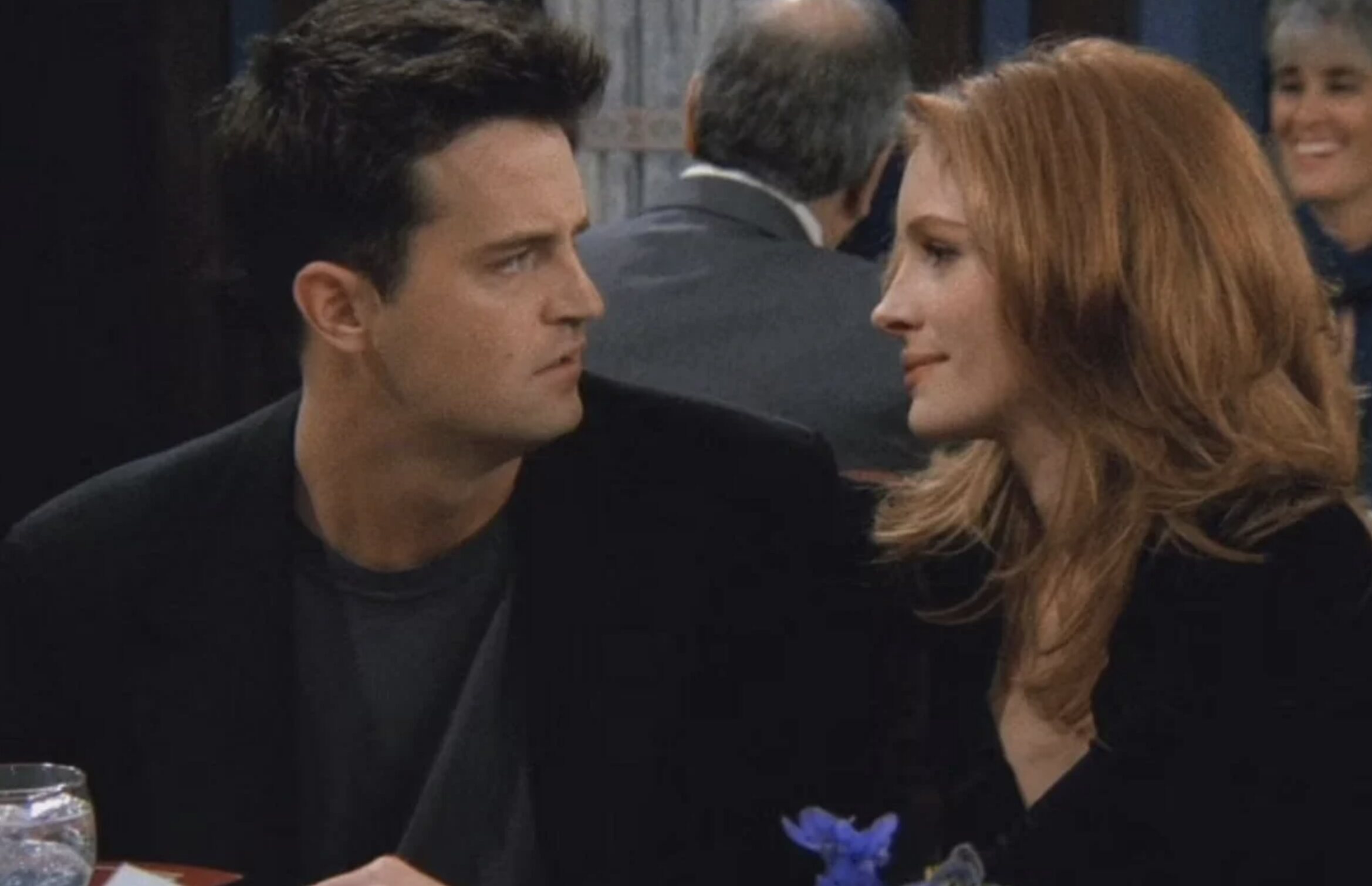 Matthew Perry y Julia Roberts en 'Friends'