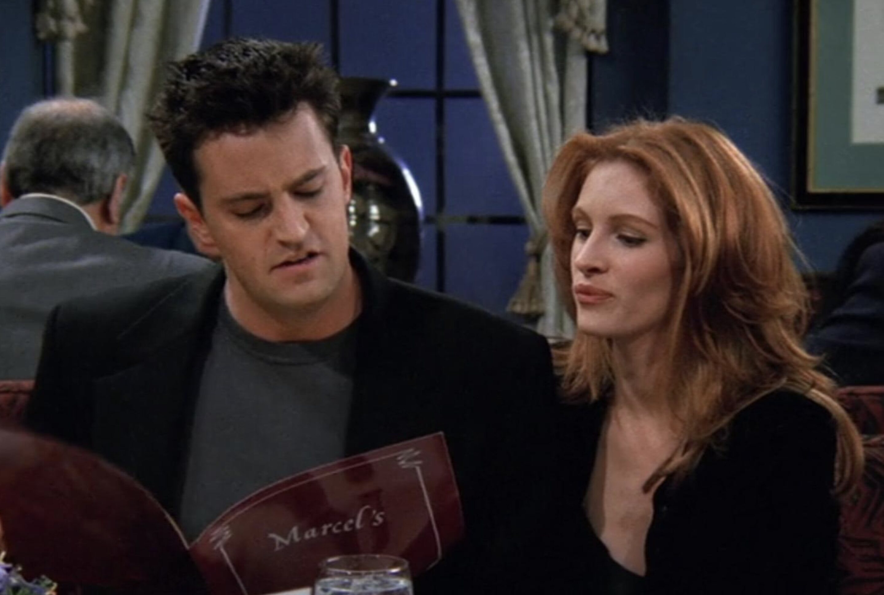 Matthew Perry y Julia Roberts en un fotograma de 'Friends'