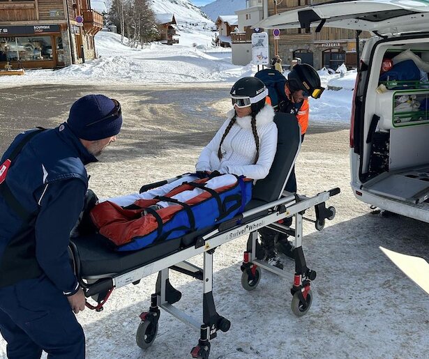 Marta Díaz en una camilla en Los Alpes/ Foto: Instagram