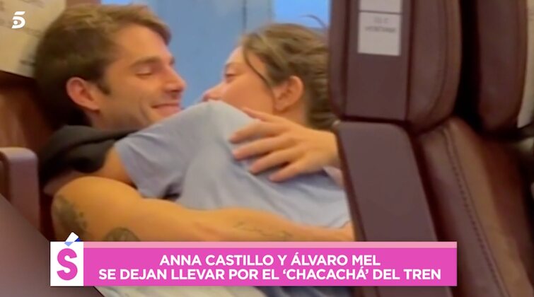 Álvaro Mel y Anna Castillo, cariñosos en un tren/ Foto: telecinco.es