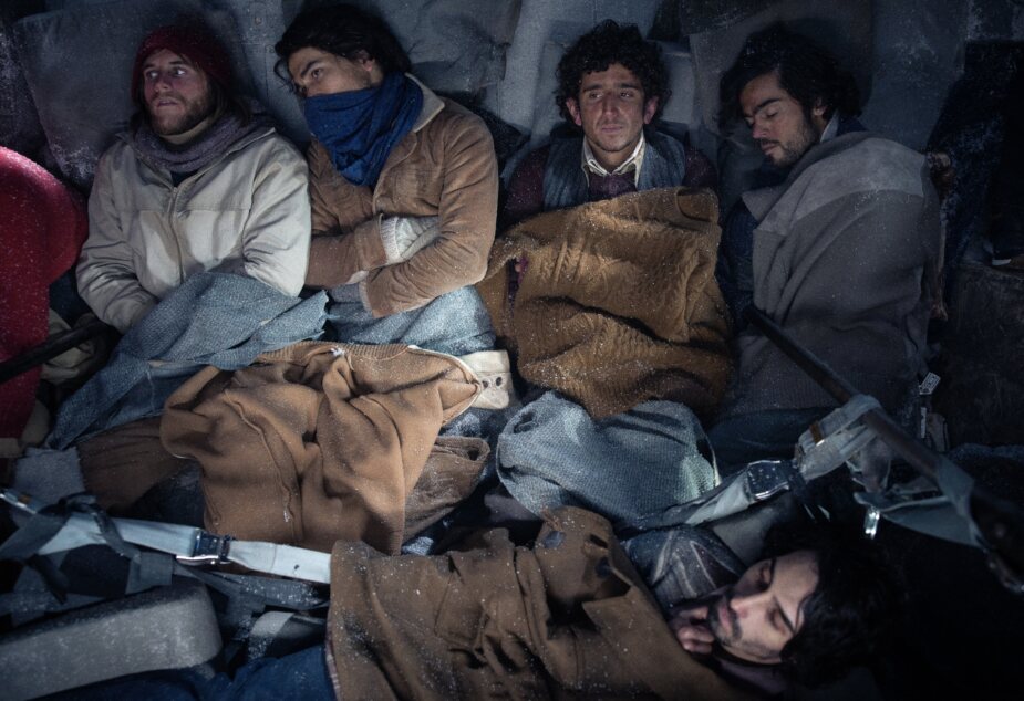 Fotograma en el interior del avión en 'La sociedad de la nieve'