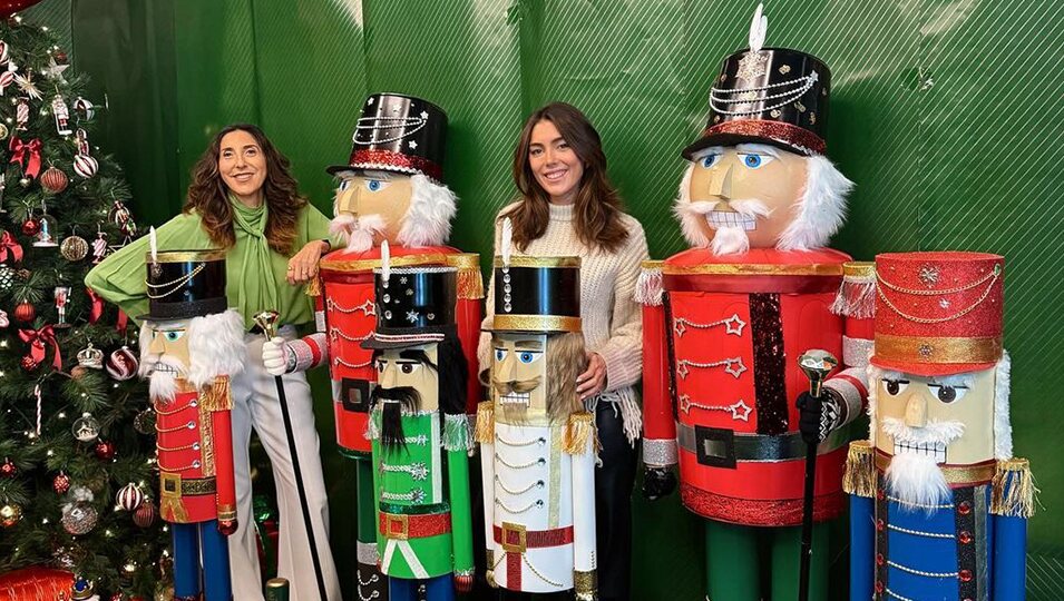 Paz Padilla y Anna Ferrer junto a la decoración de navidad