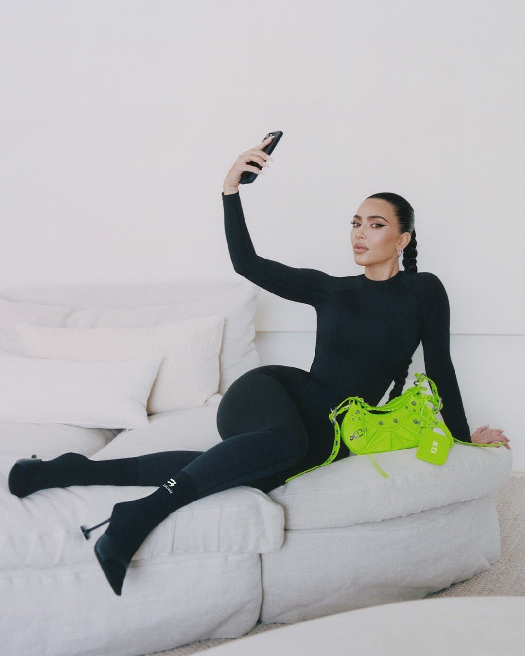 Kim Kardashian en una de las campañas que protagonizó para Balenciaga | Foto: Balenciaga