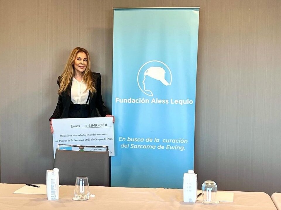 Ana Obregón recibe un cheque del Ayuntamiento de Cangas de Onís/ Foto: Instagram