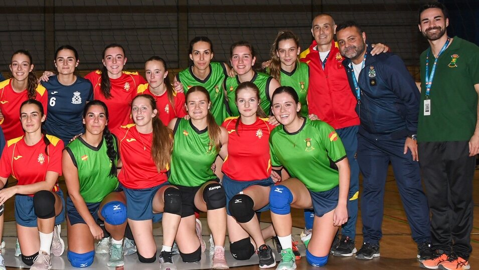 La Princesa Leonor con varias de sus compañeras en su partido amistoso de voleibol