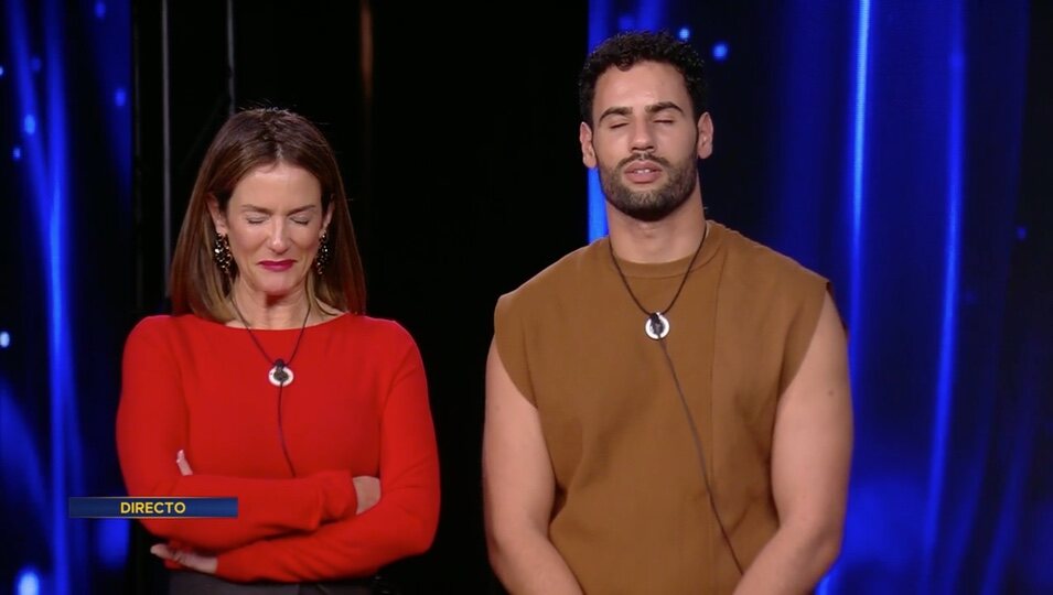 Elena Rodríguez y Araf Beno con los ojos cerrados esperando la llamada | Telecinco