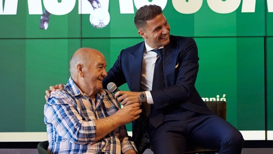 Joaquín Sánchez con su padre en su acto oficial de despedida del fútbol | X