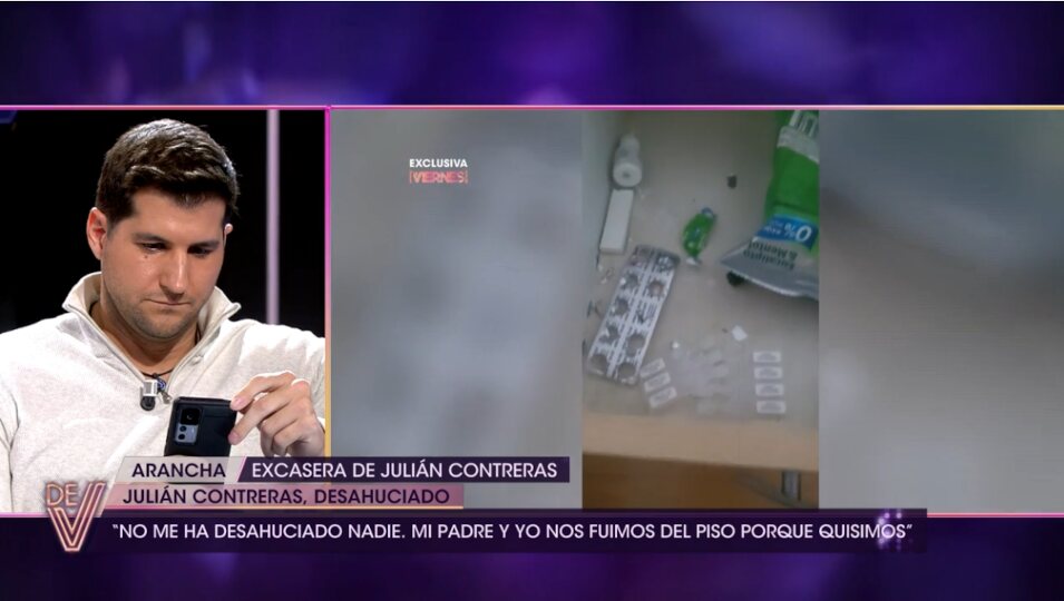 Julián Contreras con el móvil mientras Arancha habla | Telecinco