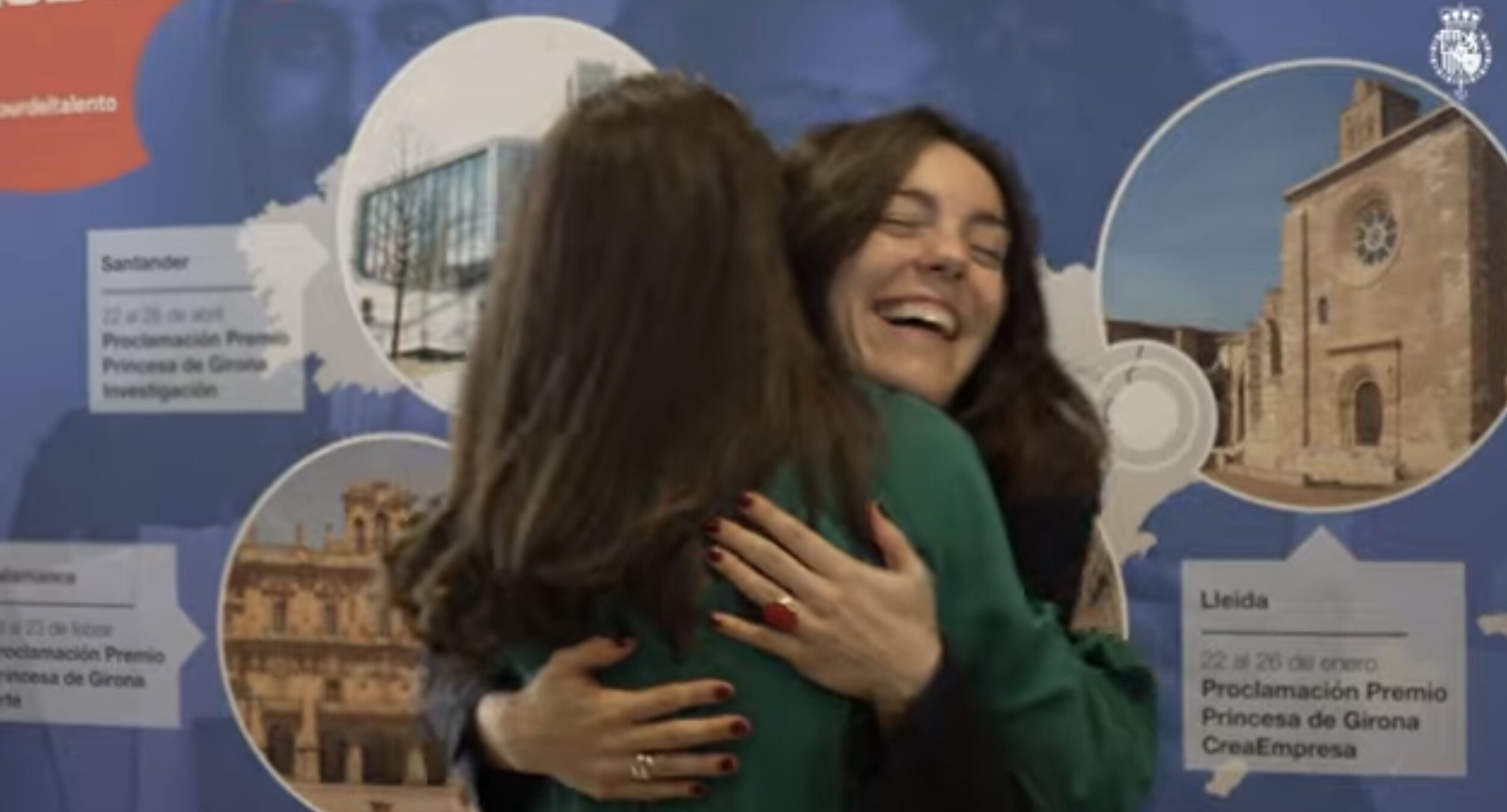 La Reina Letizia y Victoria Luengo dándose un abrazo