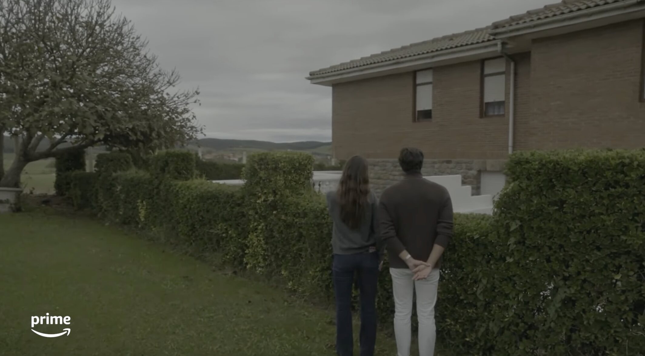 María Pombo y Pablo Castellano frente a la casa de los Pombo en Cantabria | Foto: Youtube / Prime