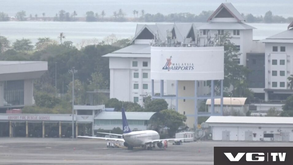 El avión que va a transportar a Harald de Noruega de vuelta a casa, en el aeropuerto de Langkawi