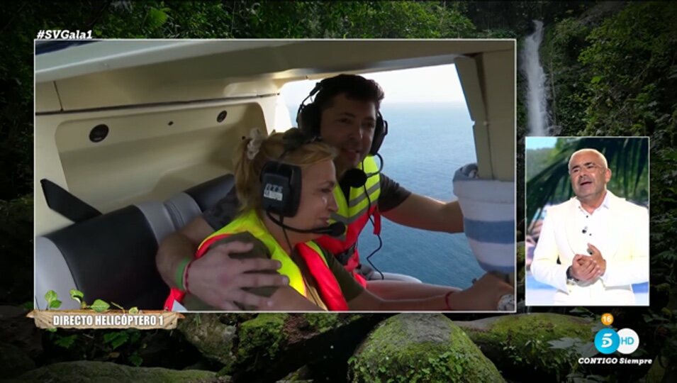 Ángel Cristo abraza a Carmen Borrego en el helicóptero | Telecinco