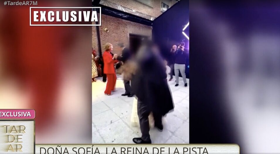 La Reina Sofía bailando con el padre de la novia