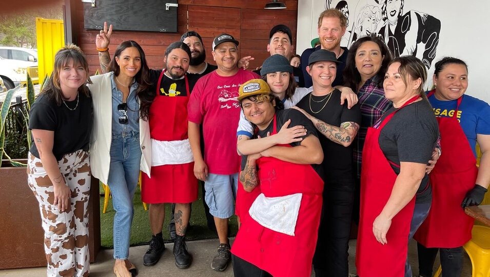 Harry y Meghan con todos los trabajadores | Instagram