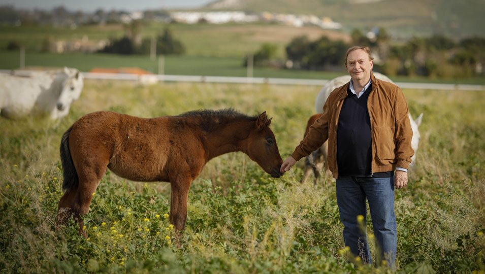 Gonzalo Giner con un potro en la Yeguada Cartuja