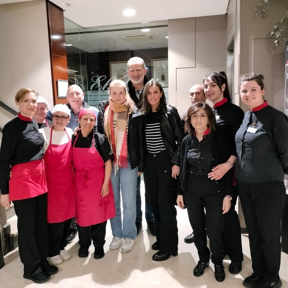 Los Reyes y Leonor visitando un restaurante en Zaragoza | Instagram