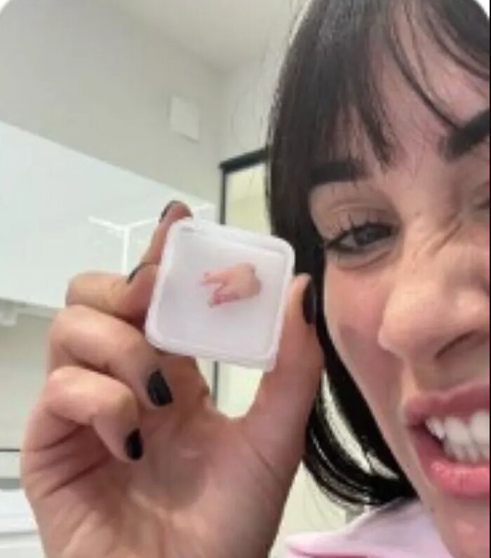 Aitana Ocaña enseñando la muebla que le han quitado/ Foto: Instagram