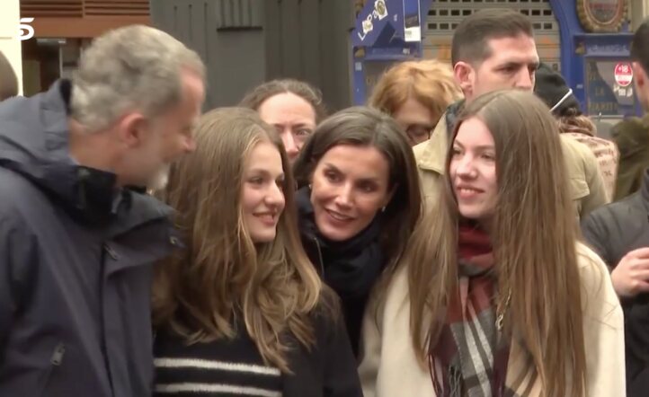 Los Reyes y sus hijas en una procesión de Madrid