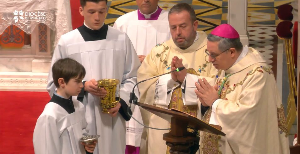 Gad Elmaleh ejerciendo como monaguillo en la Misa de Pascua en Mónaco