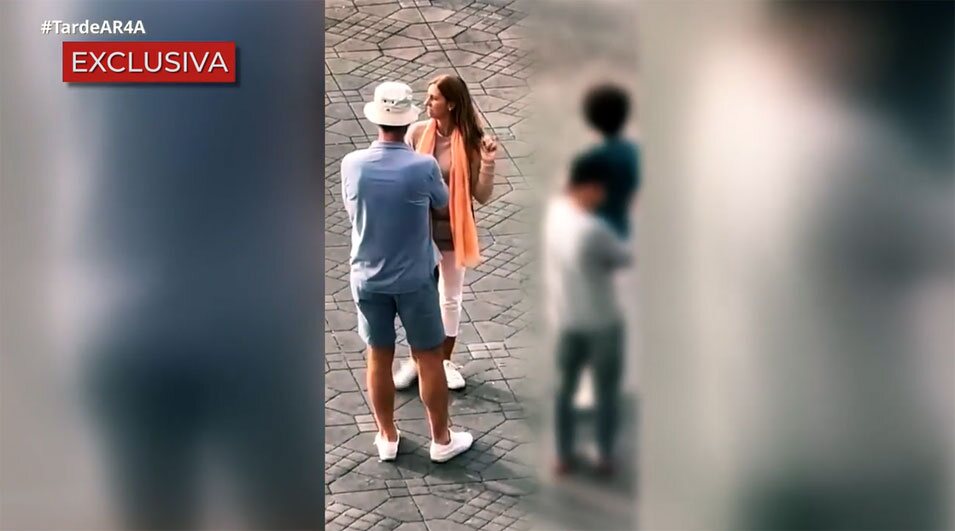 Iñaki Urdangarin y Ainhoa Armentia con los hijos de ella en la plaza Jemaa el-Fna de Marrakech