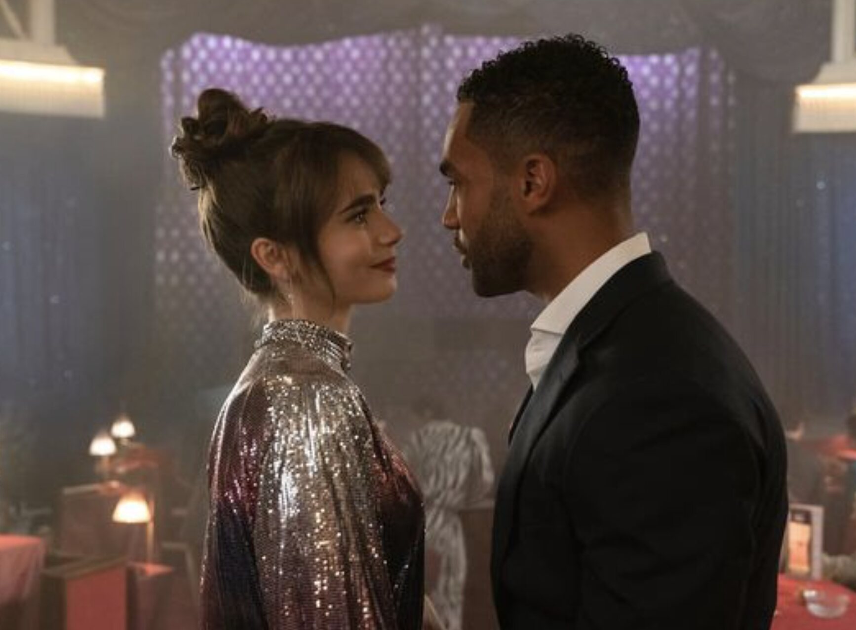 Lucien Laviscount con Lily Collins en un fotograma de 'Emily en París'