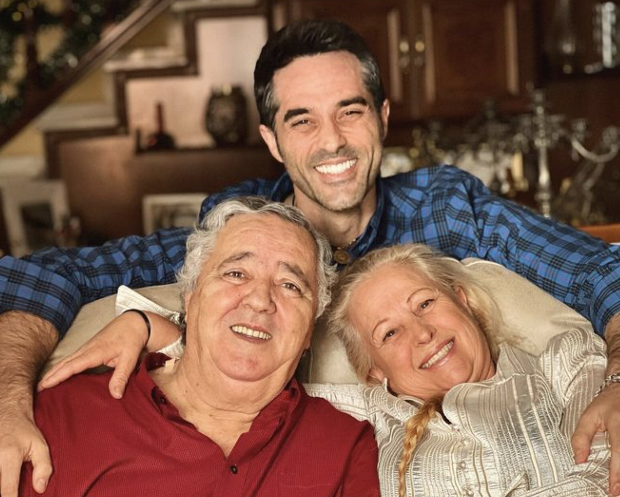 Antonio Texeira con sus padres/ Foto: Instagram