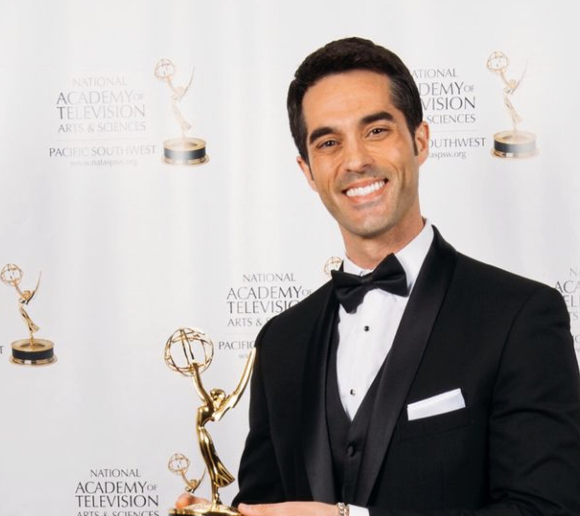 Antonio Texeira con un Emmy en su mano/ Foto: Instagram