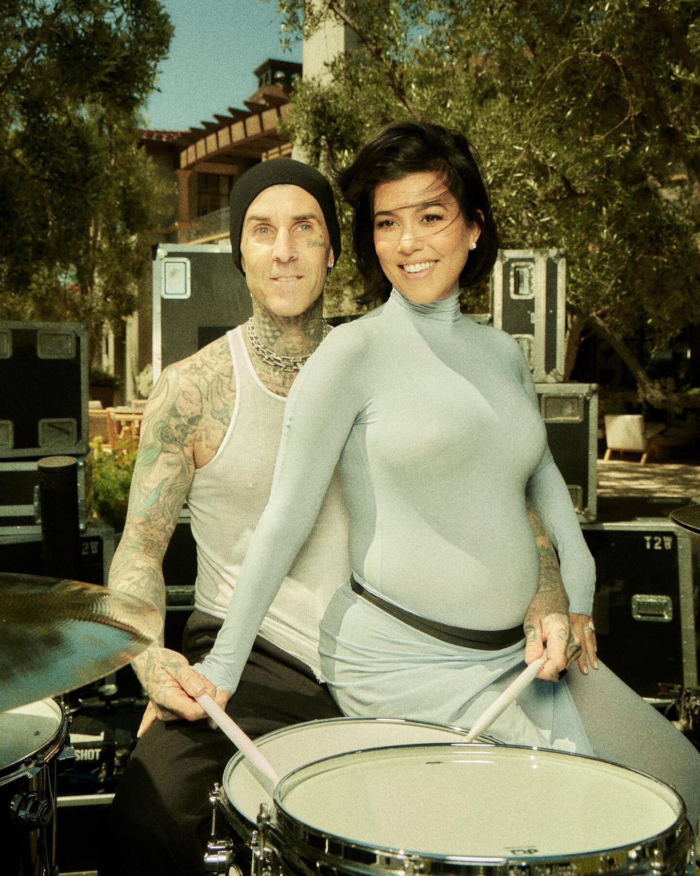 Kourtney Kardashian y Travis Barker en el 'baby shower' de su prier hijo | foto: Instagram