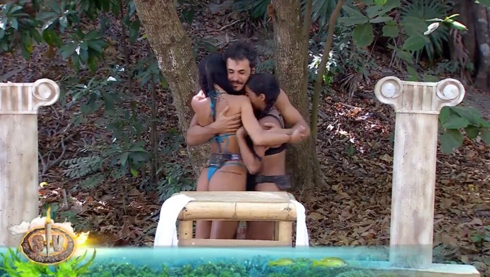 El abrazo entre los nominados de 'Supervivientes'