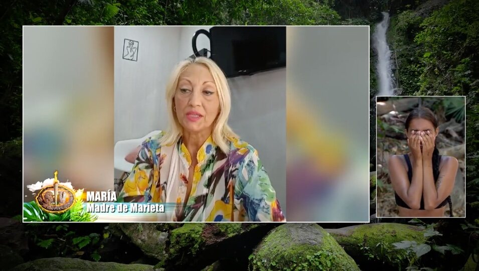 Marieta emocionada al oír las palabras de apoyo de su madre