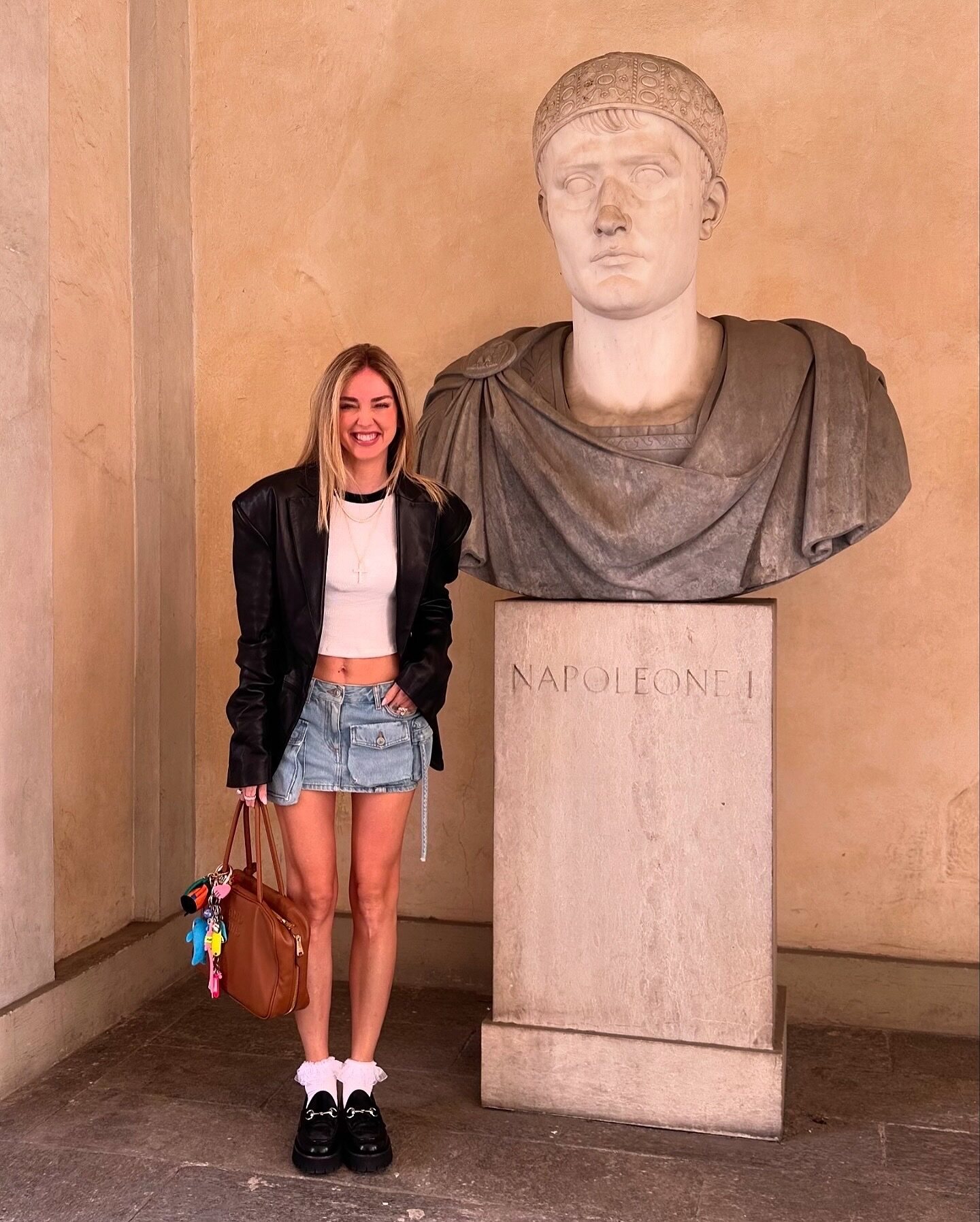 Chiara Ferragni posa con una estatua de Napoléon como burla a Fedez | Foto: Instagram @chiaraferragni