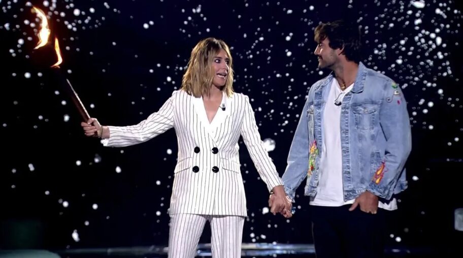 Logan Sampedro, recibido por Sandra Barneda con la antorcha de 'Supervivientes All Stars'/ Foto: telecinco.es