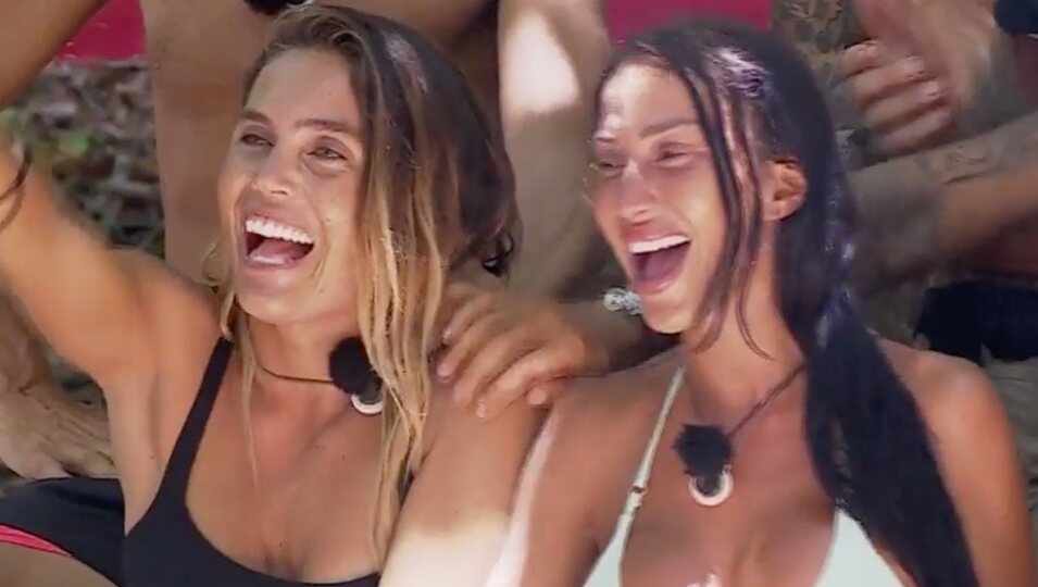 Blanca Manchón y Aurah Ruiz muy felices por el regreso de la superviviente / Foto: telecinco.es