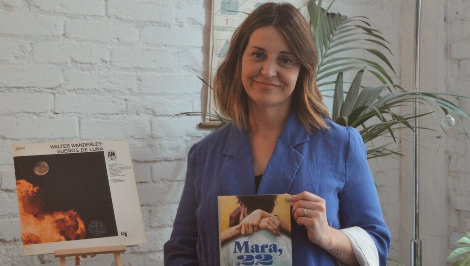 Edurne Cadelo junto a su nueva novela 'Mara, 22 canciones y un verano' | Foto cortesía