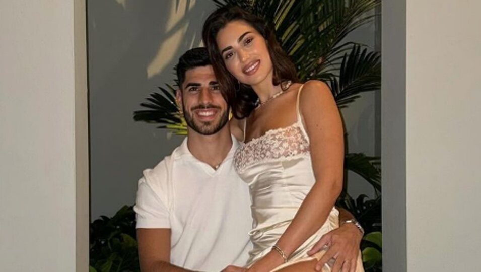 Marco Asensio junto a Sandra Garal en las navidades de 2023 | Instagram