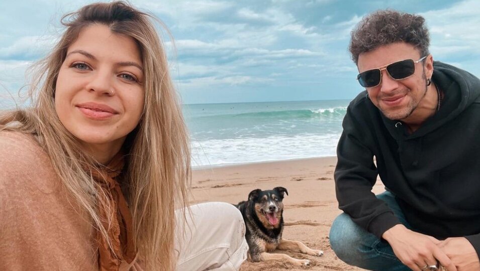 Thais Blume junto a su marido Gabriel de la rosa paseando a su perro por la playa | Instagram