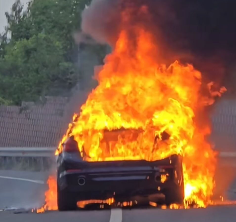 El coche en el que viajaba Nyno Vargas, consumido por las llamas