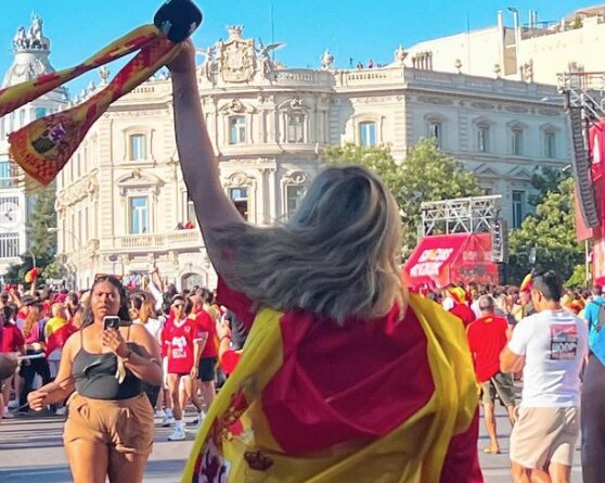 Marta Riesco celebrando la victoria de España en el centro de Madrid/ Foto: Instagram