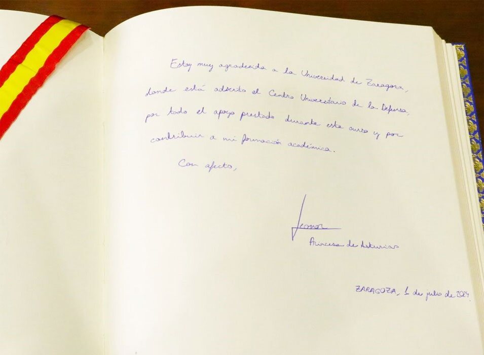 Firma de la Princesa Leonor en el Libro de Honor de la Universidad de Zaragoza