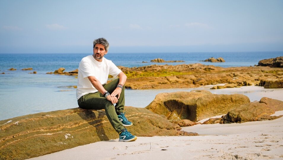 Manel Loureiro en una de las playas de Isla de Ons