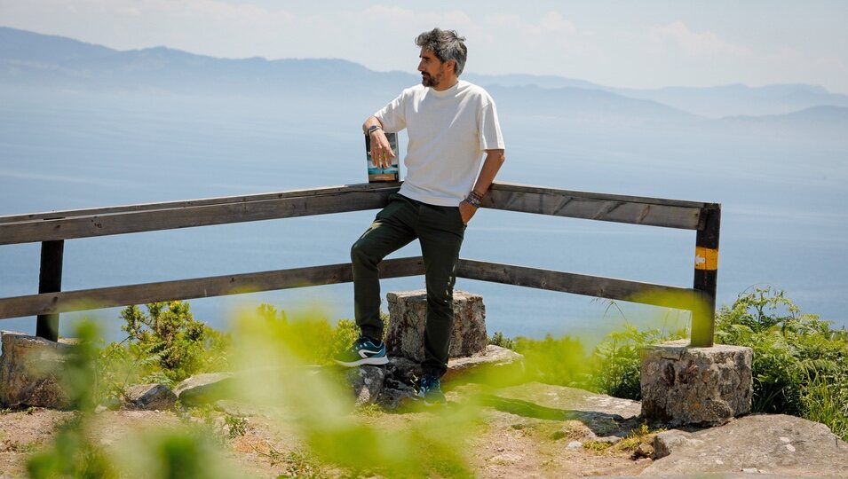 Manel Loureiro se instaló en Isla de Ons durante una temporada para escribir su novela