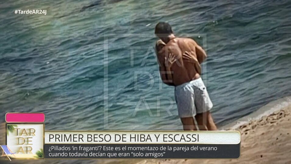 El beso de Hiba Abouk y Álvaro Muñoz Escassi / Foto: telecinco.es